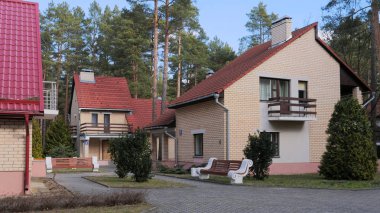 Grodno, Belarus - 2 Mart 2019: Sanatoryum Energetik. Çam ormanı içinde konut.