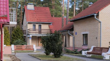 Grodno, Belarus - 2 Mart 2019: Sanatoryum Energetik. Çam ormanı içinde konut.