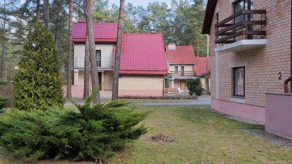 Grodno, Bělorusko - 2. března 2019: Sanatorium Energetik. Obytné budovy v borovém lese. — Stock fotografie