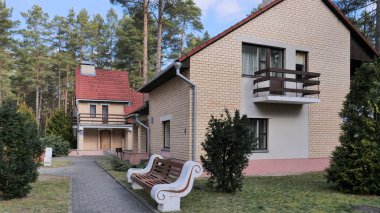 Grodno, Belarus - 2 Mart 2019: Sanatoryum Energetik. Çam ormanı içinde konut.
