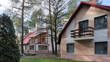 Grodno, Belarus - 2 Mart 2019: Sanatoryum Energetik. Çam ormanı içinde konut.