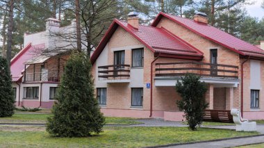 Grodno, Belarus - 2 Mart 2019: Sanatoryum Energetik. Çam ormanı içinde konut.