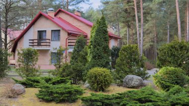 Grodno, Belarus - 2 Mart 2019: Sanatoryum Energetik. Çam ormanı içinde konut.