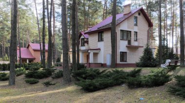 Grodno, Belarus - 2 Mart 2019: Sanatoryum Energetik. Çam ormanı içinde konut.