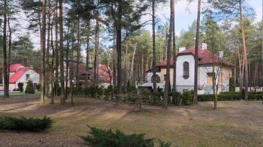 Grodno, Belarus - 2 Mart 2019: Sanatoryum Energetik. Çam ormanı içinde konut.