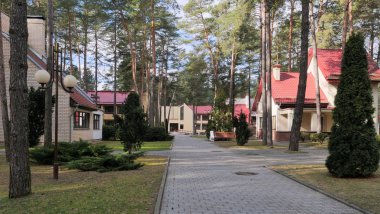 Grodno, Belarus - 2 Mart 2019: Sanatoryum Energetik. Çam ormanı içinde konut.