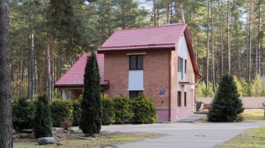Grodno, Belarus - 2 Mart 2019: Sanatoryum Energetik. Çam ormanı içinde konut.