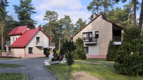 Grodno, Bělorusko - 2. března 2019: Sanatorium Energetik. Obytné budovy v borovém lese. — Stock fotografie