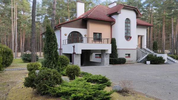 GRODNO, BELARUS - 2 de março de 2019: Sanatório ENERGETIK. Prédios residenciais na floresta de pinheiros . — Fotografia de Stock