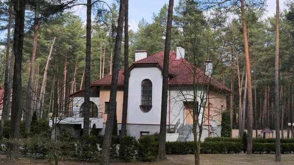 Grodno, Wit-Rusland - 2 maart 2019: Sanatorium Energetik. Residentiële gebouwen in het dennenbos. — Stockfoto