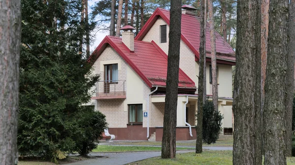 Χρόντνα, Λευκορωσία - Μαρτίου 2, 2019: Σανατόριο Energetik. Οικιστικά κτίρια στο πευκοδάσος. — Φωτογραφία Αρχείου