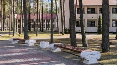 Grodno, Belarus - 2 Mart 2019: Sanatoryum Energetik. Çam ormanı içinde konut.