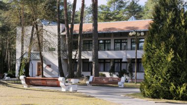 Grodno, Belarus - 2 Mart 2019: Sanatoryum Energetik. Çam ormanı içinde konut.