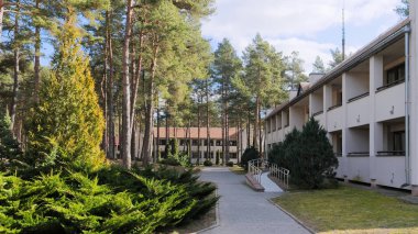 Grodno, Belarus - 2 Mart 2019: Sanatoryum Energetik. Çam ormanı içinde konut.