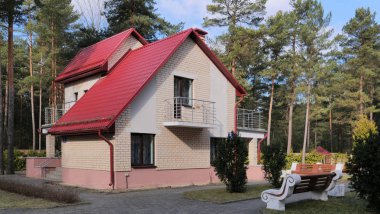 Grodno, Belarus - 2 Mart 2019: Sanatoryum Energetik. Çam ormanı içinde konut.