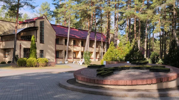 Grodno, Bělorusko - 2. března 2019: Sanatorium Energetik. Obytné budovy v borovém lese. — Stock fotografie