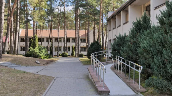 GRODNO, BELARUS - 2 MARS 2019 : Sanatorium ENERGETIK. Bâtiments résidentiels dans la pinède . — Photo