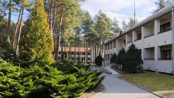 Grodno, Belarus - 2 Mart 2019: Sanatoryum Energetik. Çam ormanı içinde konut.