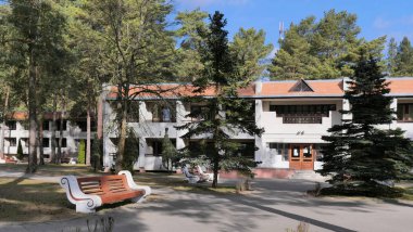 Grodno, Belarus - 2 Mart 2019: Sanatoryum Energetik. Çam ormanı içinde konut.