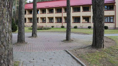 Grodno, Belarus - 2 Mart 2019: Sanatoryum Energetik. Çam ormanı içinde konut.
