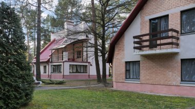 Grodno, Belarus - 2 Mart 2019: Sanatoryum Energetik. Çam ormanı içinde konut.