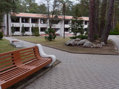 Grodno, Belarus - 2 Mart 2019: Sanatoryum Energetik. Çam ormanı içinde konut.