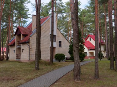 Grodno, Belarus - 2 Mart 2019: Sanatoryum Energetik. Çam ormanı içinde konut.