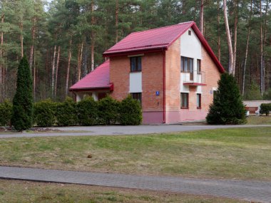 Grodno, Belarus - 2 Mart 2019: Sanatoryum Energetik. Çam ormanı içinde konut.