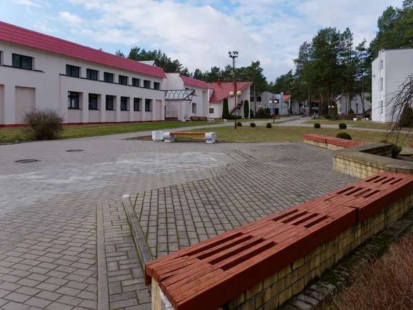 Grodno, Belarus - 2 Mart 2019: Sanatoryum Energetik. Çam ormanı içinde konut. — Stok fotoğraf