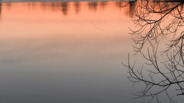 Красный Закат Над Водой Деревенского Озера — стоковое фото