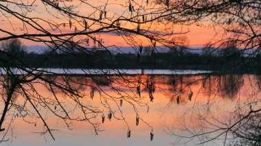 bir köyü göl su üzerinde kırmızı günbatımı