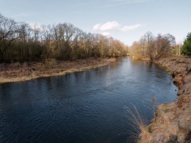 baharın başlangıcı. çalılıkları arasında vahşi hızlı Nehri