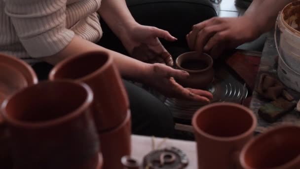 Master Class Ceramica Ruota Del Vasaio Mani — Video Stock