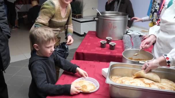 Гродно Білорусь Березня 2019 Свято Масляниці Лікування Млинці Чай — стокове відео