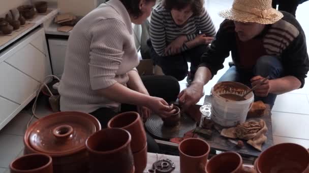 Grodno, Belarus - 8 Mart 2019: ana sınıfı çanak çömlek üzerinde. — Stok video