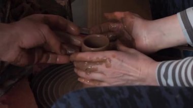 Çömlekçilik ana sınıf. Potters tekerlek ve eller