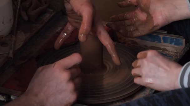 Master class in ceramica. ruota vasai e le mani — Video Stock