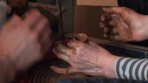 Master class in pottery. potters wheel and hands — Stockvideo