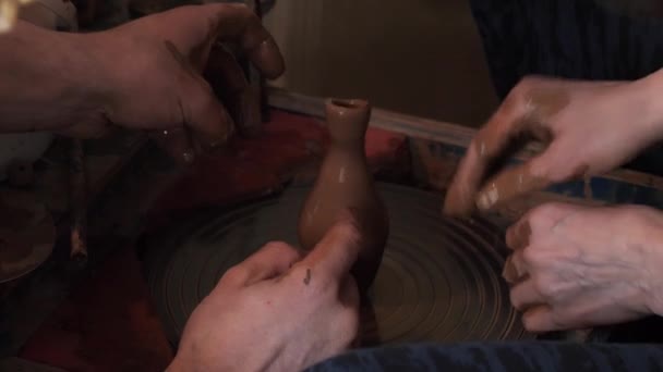 Çömlekçilik ana sınıf. Potters tekerlek ve eller — Stok video