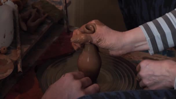 Master class em cerâmica. oleiros roda e mãos — Vídeo de Stock