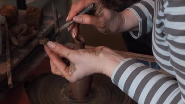 Master class in ceramica. ruota vasai e le mani — Video Stock