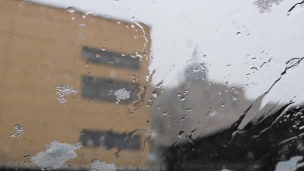 Χιόνι Πέφτει Έξω Από Παράθυρο Του Αυτοκινήτου Σταγόνες Στο Γυαλί — Αρχείο Βίντεο