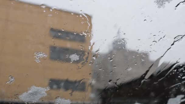 Schnee Fällt Vor Dem Autofenster Tropfen Auf Das Glas — Stockvideo