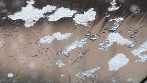 Сніг Падає Над Вікном Автомобіля Краплі Склі — стокове відео