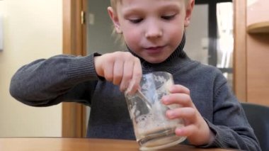 oksijen kokteyl cam bir kaşıkla yemek erkek bebek