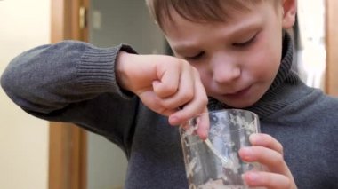 oksijen kokteyl cam bir kaşıkla yemek erkek bebek
