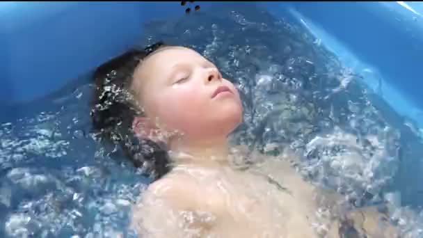Chłopczyk Jest Kąpiel Bąbelkami Procedura Kąpieli Jacuzzi — Wideo stockowe