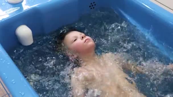 Niño Está Bañando Con Burbujas Procedimiento Baño Burbujas Jacuzzi — Vídeo de stock