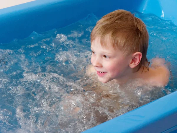 Bébé garçon prend un bain avec des bulles. Procédure de bain bulle jacuzzi . — Photo