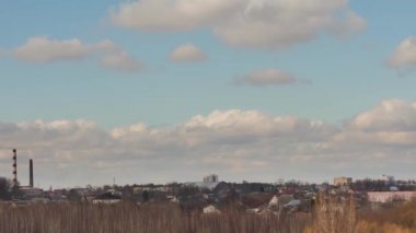 bulutlar şehri akşam yüzer..